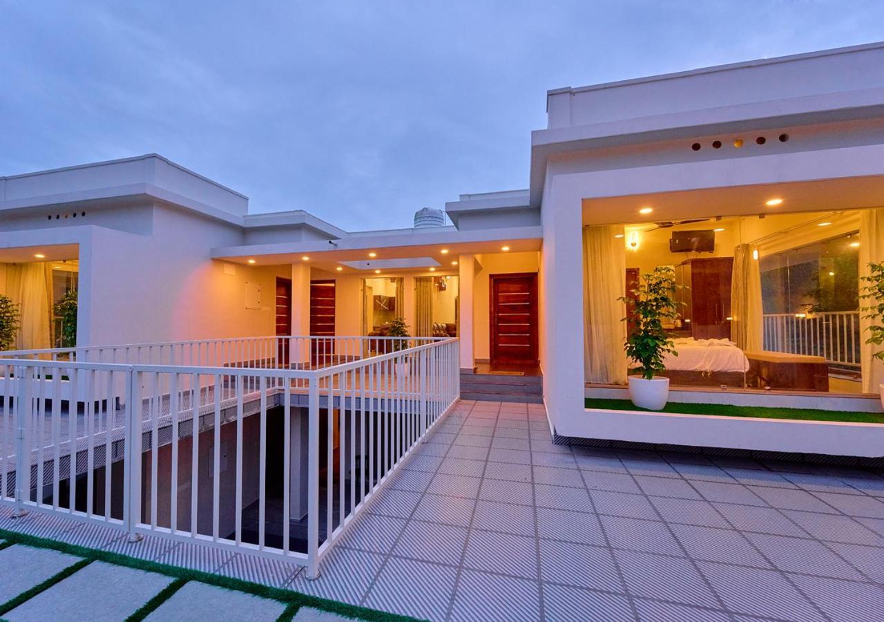 Glen Castle Vagamon Pool Resort By Voye Homes Dış mekan fotoğraf