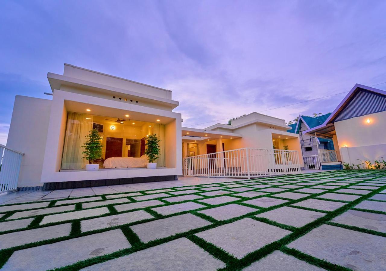 Glen Castle Vagamon Pool Resort By Voye Homes Dış mekan fotoğraf