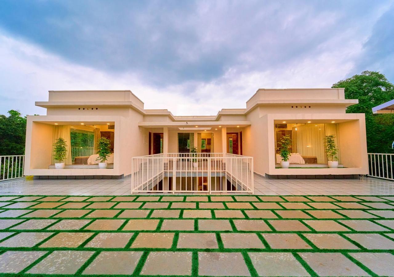 Glen Castle Vagamon Pool Resort By Voye Homes Dış mekan fotoğraf