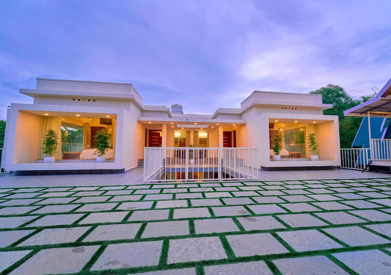 Glen Castle Vagamon Pool Resort By Voye Homes Dış mekan fotoğraf