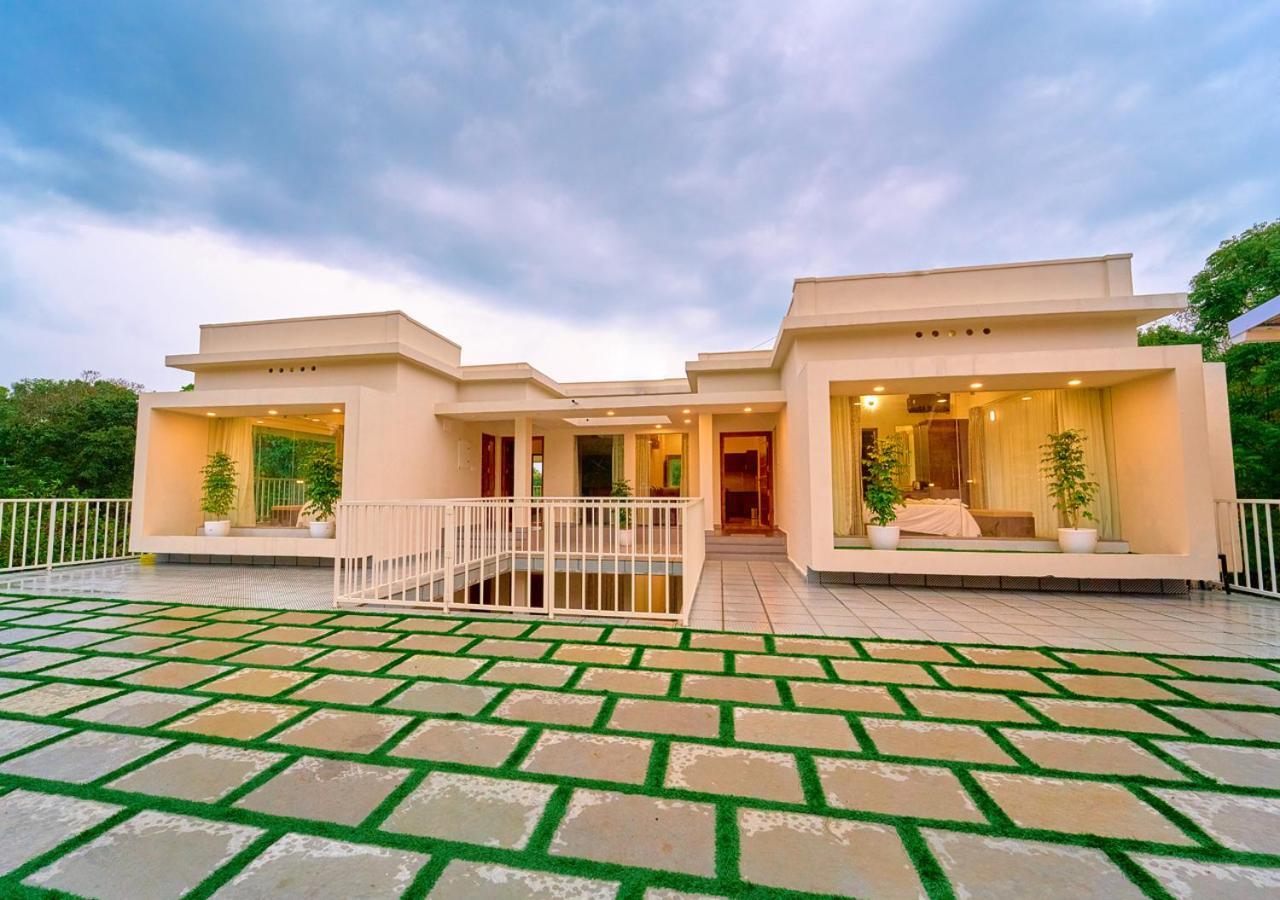 Glen Castle Vagamon Pool Resort By Voye Homes Dış mekan fotoğraf
